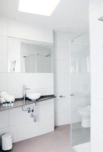 阿利坎特圣雷莫酒店的白色的浴室设有水槽和卫生间。