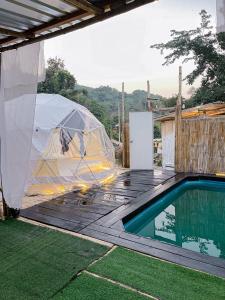 Ban Li KhaiForeste’ Camp的游泳池畔甲板上的帐篷