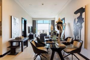 内罗毕Amani Luxury Apartments Nairobi的一间设有玻璃桌和椅子的用餐室