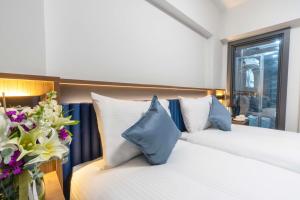 伊斯坦布尔THE BOSFOR HOTEL的一间卧室配有两张带蓝白色枕头的床