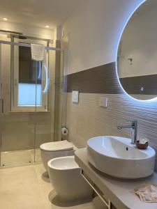马奥莱Divina Holiday - Rooms的一间带水槽、卫生间和镜子的浴室