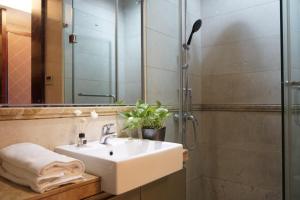 广州广州城市驿站酒店公寓- 昌岗店的一间带水槽和淋浴的浴室