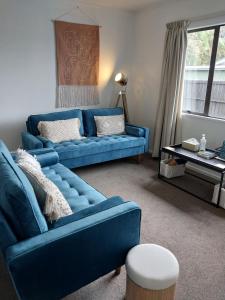 弗朗兹约瑟夫Kea Retreat的客厅配有蓝色的沙发和桌子