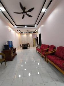 Kampong PeruntunKS Villa Homestay KKB的带沙发和吊扇的客厅