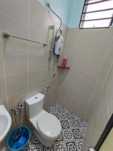 Kampong PeruntunKS Villa Homestay KKB的一间带卫生间和水槽的浴室