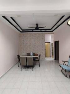 Kampong PeruntunKS Villa Homestay KKB的一间带桌椅和天花板的用餐室