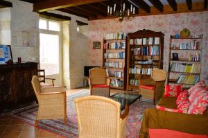 阿内勒La Quinta, belle maison en pierres avec jardins的客厅配有家具和书架