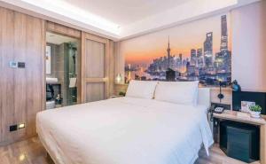 上海上海陆家嘴八佰伴亚朵酒店的一间带白色大床和城市壁画的卧室