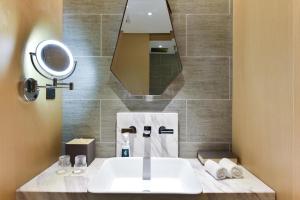 顺义北京临空新国展亚朵酒店的一间带水槽和镜子的浴室