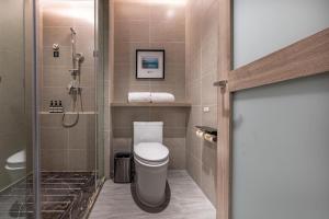 长沙长沙国金中心亚朵酒店的一间带卫生间和淋浴的浴室
