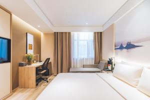 上海上海新国际博览中心磁悬浮站亚朵酒店的配有一张床和一张书桌的酒店客房