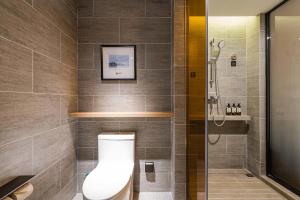 成都成都太古里未来中心亚朵酒店的一间带卫生间和淋浴的浴室