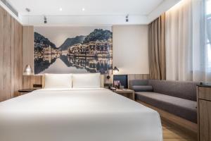 长沙长沙国金中心亚朵酒店的酒店客房,配有床和沙发
