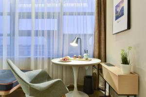 顺义北京临空新国展亚朵酒店的客房设有桌椅和窗户。