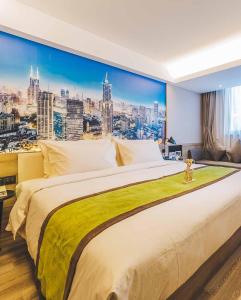 上海上海陆家嘴八佰伴亚朵酒店的一间卧室配有一张大床,拥有大型城市壁画
