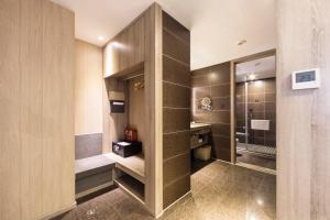 成都成都春熙路亚朵S酒店的一间带卫生间、水槽和镜子的浴室
