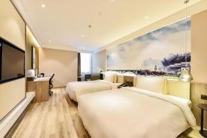 北京北京首都机场亚朵酒店的一间酒店客房,设有两张床和电视