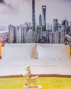 上海上海陆家嘴八佰伴亚朵酒店的一张大白色床,享有城市美景