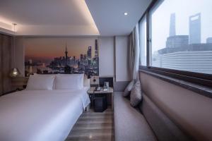 上海上海陆家嘴八佰伴亚朵酒店的一间设有大床和窗户的酒店客房