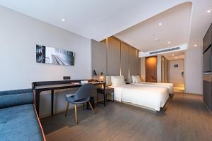 宝安深圳宝安国际会展中心亚朵酒店的配有一张床和一张书桌的酒店客房