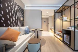 天津天津滨江道恒隆广场亚朵S酒店的客厅配有白色的沙发和桌子