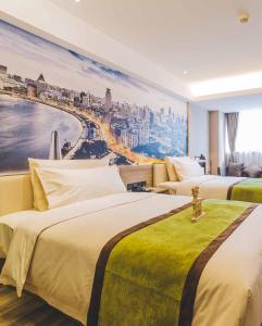 上海上海陆家嘴八佰伴亚朵酒店的酒店客房设有三张床,墙上挂有绘画作品