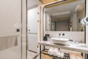 上海上海外滩南京东路亚朵轻居酒店的一间带水槽和镜子的浴室