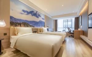武汉武汉天河机场腾龙大道地铁站亚朵酒店的酒店客房配有两张床和一张书桌