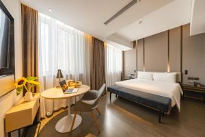 顺义北京临空新国展亚朵酒店的配有一张床和一张书桌的酒店客房