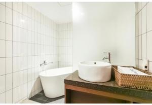 釜山Hotel Egg的白色的浴室设有水槽和浴缸。