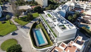 卡巴纳斯·德·塔维拉Ocean View Top Luxury New Built T1 -WPOV1的享有带游泳池的建筑的空中景致
