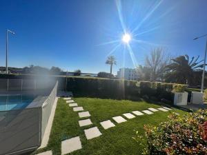 卡巴纳斯·德·塔维拉Ocean View Top Luxury New Built T1 -WPOV1的后院设有草坪和游泳池