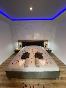 瓦隆蓬达克Luxury spa vallon的一间卧室,配有一张带两双鞋的床