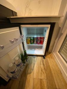 瓦隆蓬达克Luxury spa vallon的装满大量饮品的开放式冰箱