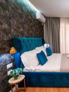 地拉那Rama's Hotel的一张蓝色的床,在房间里装有蓝色床头板