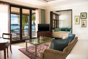 巴拉克拉瓦The Westin Turtle Bay Resort & Spa, Mauritius的带沙发和电视的客厅