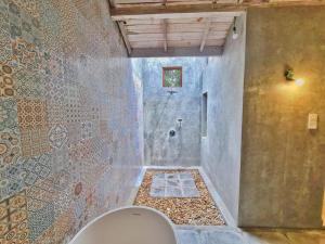 瓦特勒Wattala Villa- The Guardian Bungalow的浴室配有淋浴和卫生间。
