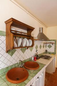 基安蒂格雷夫Albergo Villa San Michele的厨房内带两个水槽的厨房台面