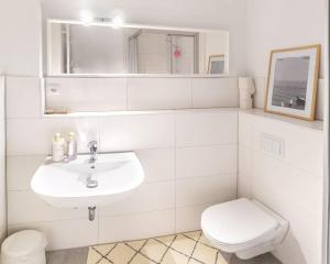 基尔City-Appartement, Holtenauer Straße mit 24h Check-in的白色的浴室设有水槽和卫生间。