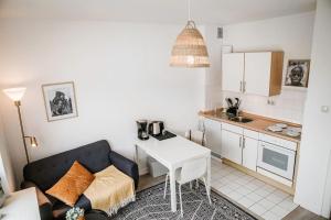 基尔City-Appartement, Holtenauer Straße mit 24h Check-in的一间配有沙发和桌子的厨房