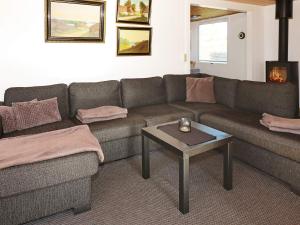 诺尔赫鲁普6 person holiday home in Hadsund的带沙发和咖啡桌的客厅