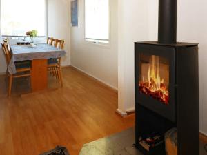 诺尔赫鲁普6 person holiday home in Hadsund的客厅设有壁炉和餐桌。