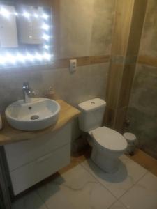 JugówHanter5的浴室配有卫生间、盥洗盆和淋浴。