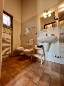 萨杜勒尼亚Casale Terre Rosse Garden的一间带水槽、卫生间和镜子的浴室