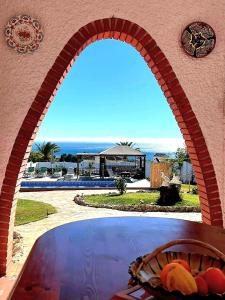 弗里希利亚纳Casa Granero的俯瞰游泳池的拱门,享有海景