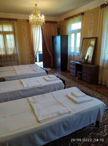 马钦加里Guest House TeNi的一张四床的组合,位于一个带镜子的房间