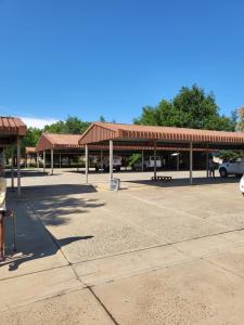 埃尔默洛Legends Lodge的停车场,有一座带屋顶的建筑