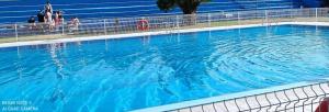 纳瓦塞拉达Navarubia的蓝色的水的大型游泳池