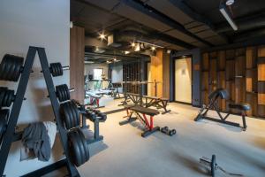 格但斯克Maya's Flats & Resorts 17 - NADMOTLAWIE的一间健身房,里面装有几台跑步机和举重器材