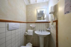 比萨San Tommaso的一间带水槽和镜子的小浴室